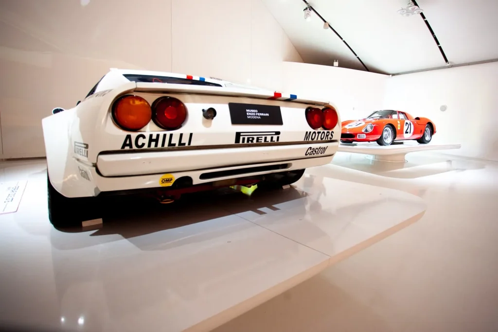 Ferrari blanche de course aux couleurs Pirelli, vue de l'arrière, au musée Ferrari