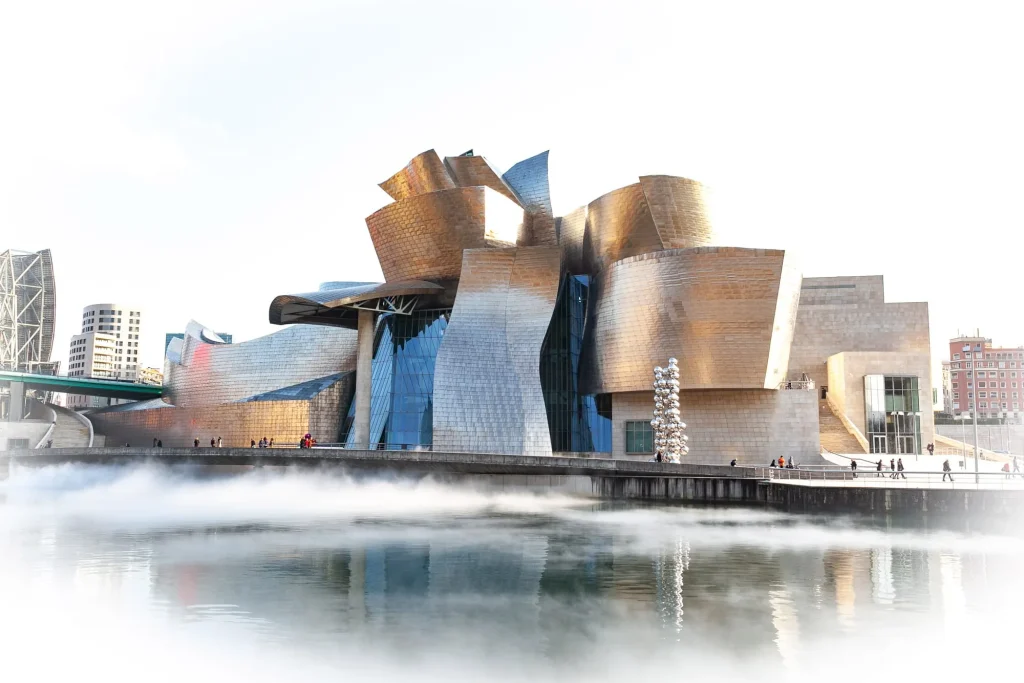 Le musée Guggenheim de Bilbao, ses écailles de titane reflétées dans l'eau