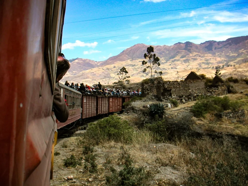 Train de marchandises dans les montagnes sèches de l'Équateur