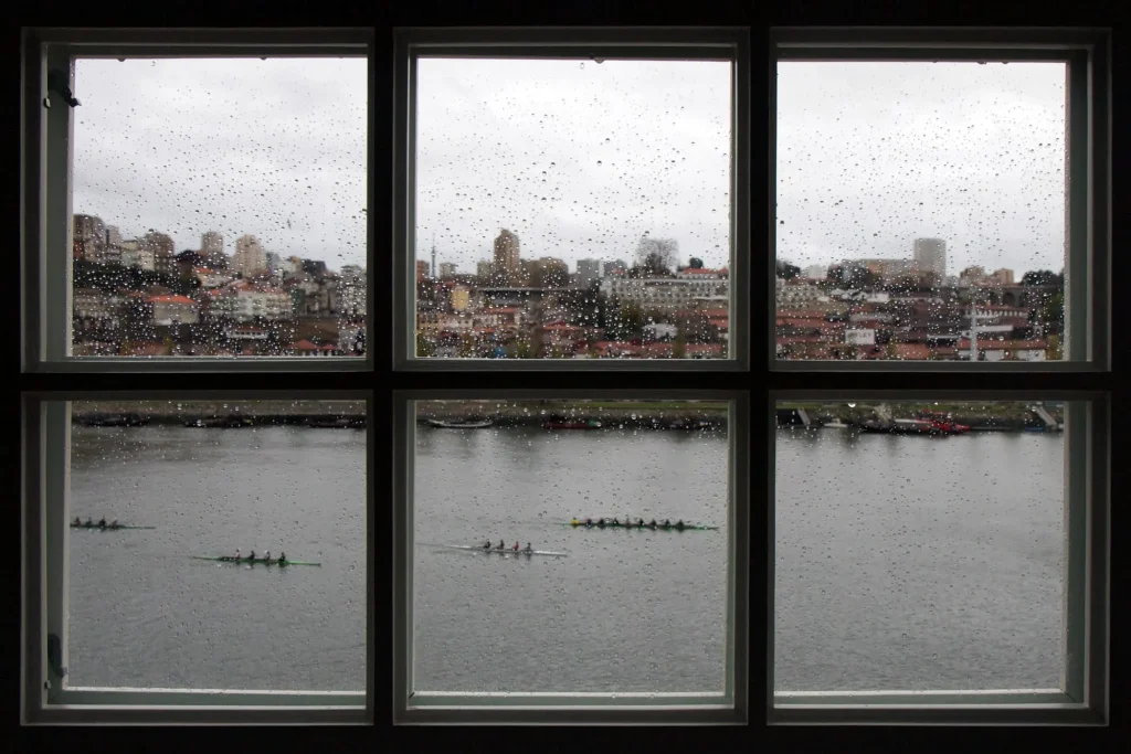 Fenêtre avec vue sur le fleuve à Porto