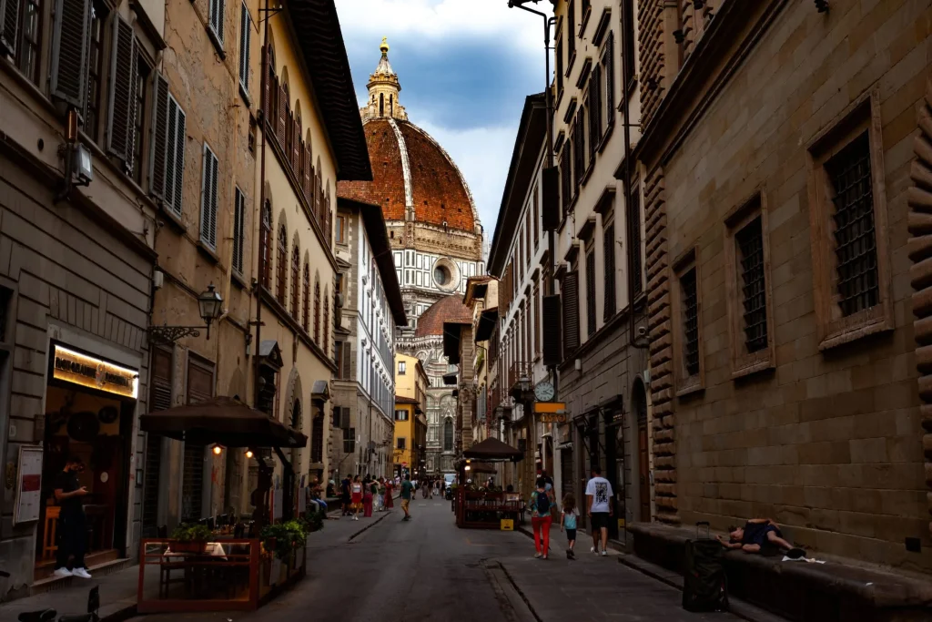 Rue de Florence menant au dôme de la cathédrale