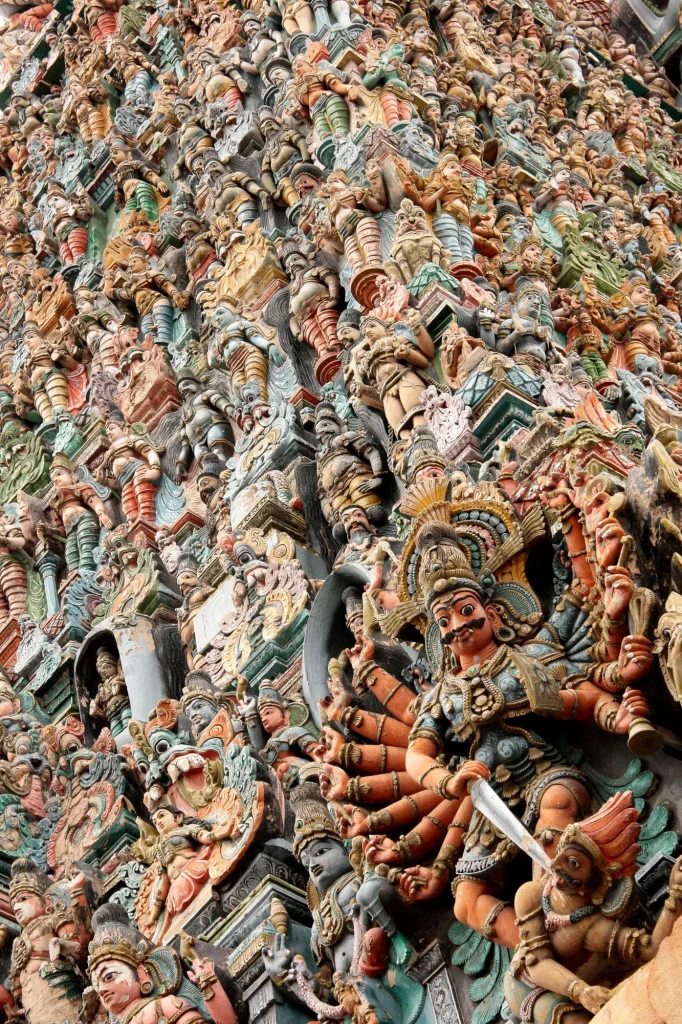 Façade de temple indien couverte de statues peintes