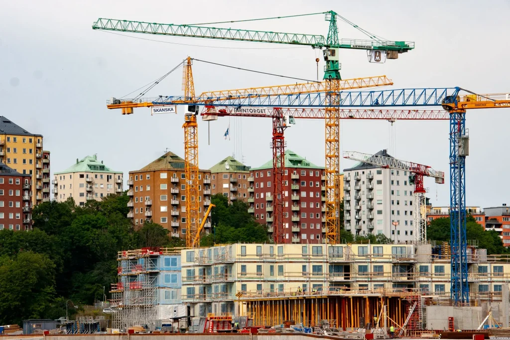 Grues de chantier au-dessus d'immeubles neufs, à Stockholm
