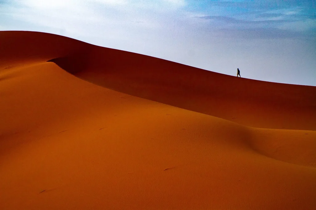 Homme qui marche dans le sahara Marocain